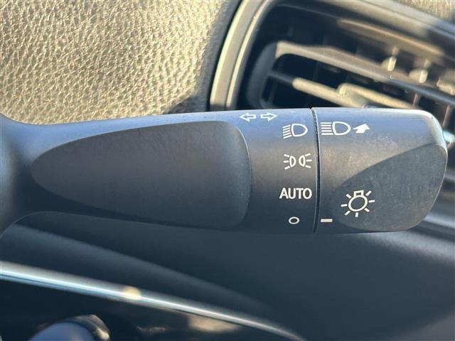 【オートライト（AUTO）】外の明るさをシステムが感知して、自動でヘッドライトが点灯します！ヘッドライトをつけ忘れを防ぐ便利機能です。