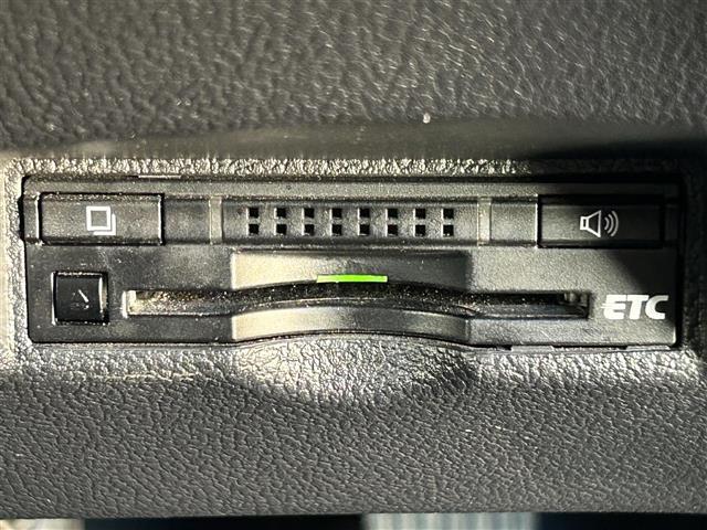 【ETC】有料道路を利用する際に料金所で停止することなく通過できる、ETC車載器（ノンストップ自動料金収受システム機器）が装備されています。セットアップを行うことで利用可能になります。
