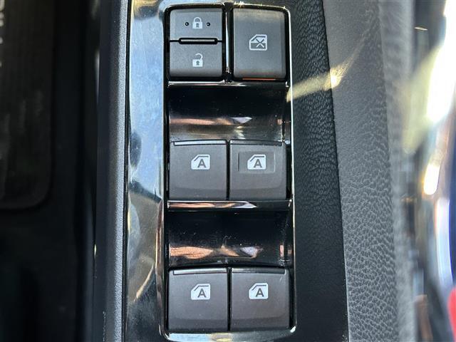 【パワーウインドウ】運転席のスイッチで、各席の窓ガラスの開閉ができます。あると便利ですよね。