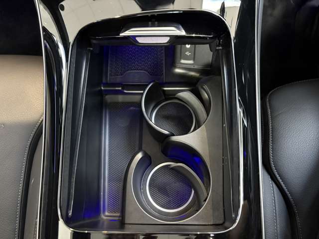 納車前整備は、メルセデスベンツ国際認定メカニックによる最新の検査ライン等の施設が充実した当社工場で入念に行います。メルセデス・ベンツの定める厳しい基準をクリアしたお車のみをご案内させて頂きます。