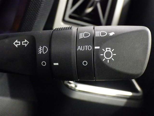 暗くなってもオートライトで安心。夜間のライトの点け忘れを防ぎます。