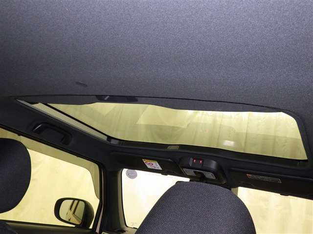 サンルーフ付で明るく開放的な空間を演出！