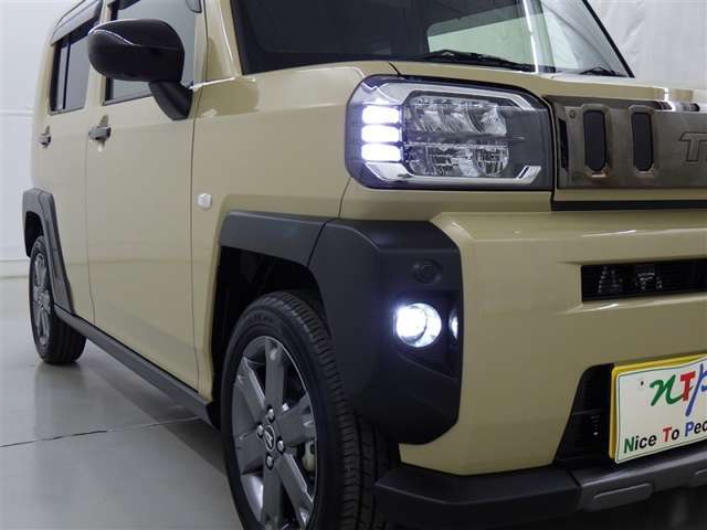 LEDヘッドライトです。デザイン性がよくとても明るいので、夜間の走行や悪天候でも安心です。しかも長寿命！