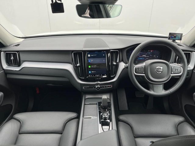 XC60　B5　AWD　モメンタム入庫いたしました。外装色クリスタルホワイトパールで内装が黒本皮の大人気の組み合わせになります。安全機能盛りだくさんで、ドライブも快適になる車間違いなし！