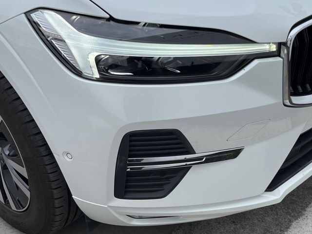 【LEDヘッドライト】ハイビームを先行車や対向車にあてず、その両サイドではハイビーム照射を維持。見える範囲が段違いに広くなりました。北欧神話に登場するトールハンマーをモチーフにデザイン。
