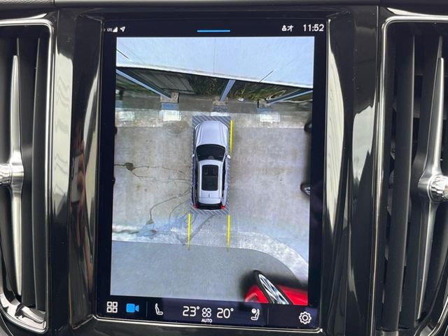 【360°ビューカメラ】4台の高解像度カメラで360度の鳥瞰図を表示。隣の車や壁、死角にある障害物などを画面で確認できるため、狭いスペースでの駐車・出入りも安心です。