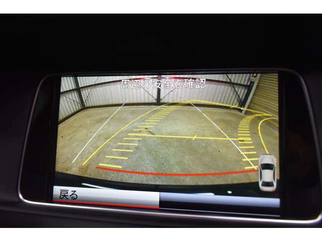 後退時にハンドルの切れ角から、進行方向を予測するガイドライン付き純正バックカメラ・縦列駐車もアシストします。