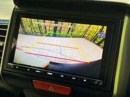 【バックカメラ】駐車時に後方がリアルタイム映像で確認できます。大型商業施設や立体駐車場での駐車時や、夜間のバック時に大活躍！運転スキルに関わらず、今や必須となった装備のひとつです！