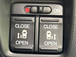 【両側パワースライドドア】スマートキーや運転席のスイッチで後席両側スライドドアの開閉が可能♪電動だから力を入れてドアを開ける必要が無く、小さなお子様でも簡単に開け閉めでき快適です♪