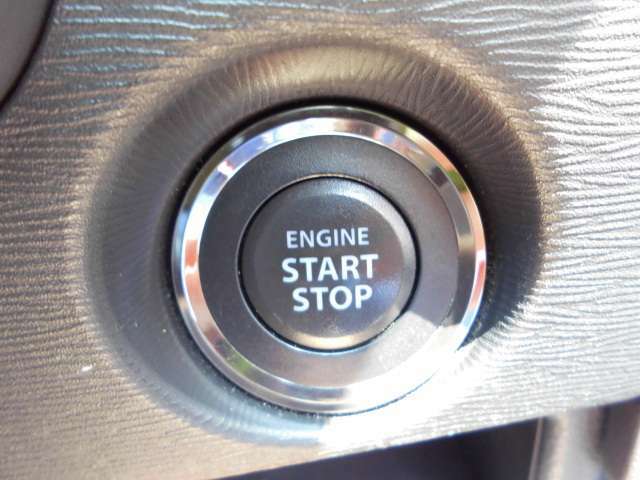 ブレーキペダルを踏んでこのエンジンスイッチを押すだけで、エンジン始動・停止が可能です。