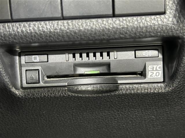 【ETC】有料道路を利用する際に料金所で停止することなく通過できる、ETC車載器（ノンストップ自動料金収受システム機器）が装備されています。セットアップを行うことで利用可能になります。