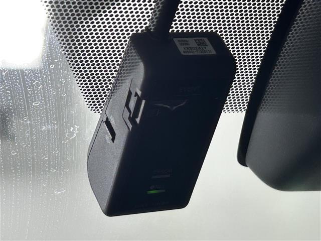 【ETC】有料道路を利用する際に料金所で停止することなく通過できる、ETC車載器（ノンストップ自動料金収受システム機器）が装備されています。セットアップを行うことで利用可能になります。