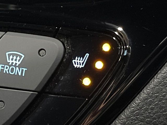 【シートヒーター】寒い日に重宝するシートヒーター！エアコンより早く温まってくれるので寒がりの人も安心ですね♪エアコンの温風は乾燥するから苦手、という方にもをおすすめです。