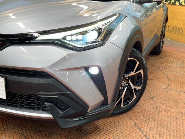 【LEDヘッドライト】悪天候や夜間走行時も良好な視界を確保し安心して運転できる高輝度LEDヘッドライトを装備！点灯速度が早く、消費電力も抑えられています。