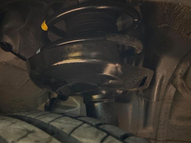 お車を安心してお乗りいただく為には、足回りの定期点検が欠かせません。サービスサポート（有償保証）では無料点検もご提供しており、安心のカーライフをお過ごしいただけるサポート体制が整っています。