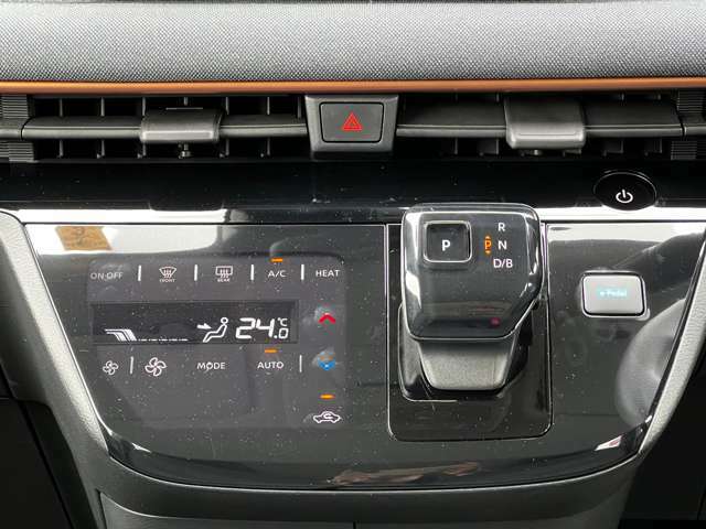 車内の温度管理がワンタッチで簡単に出来るのがオートエアコンです。これでいつでも快適ドライブが出来ますね！
