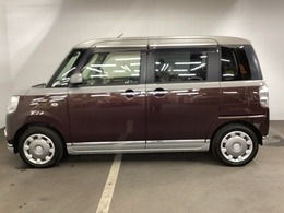 限られたスペースでも、スライドドアなら開閉がスムーズ！隣の車や壁にぶつかる心配がありません。