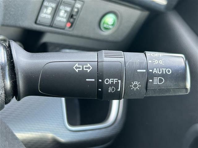 【オートライト（AUTO）】外の明るさをシステムが感知して、自動でヘッドライトが点灯します！ヘッドライトをつけ忘れを防ぐ便利機能です。