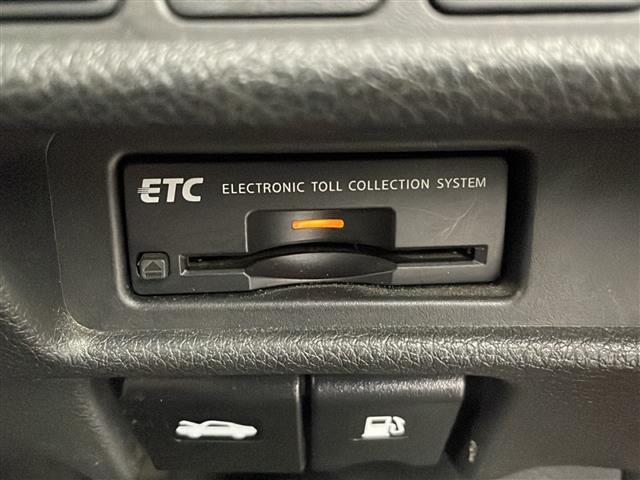 【ETC】有料道路を利用する際に料金所で停止することなく通過できる、ETC車載器（ノンストップ自動料金収受システム機器）が装備されています。セットアップを行うことで利用可能になります。