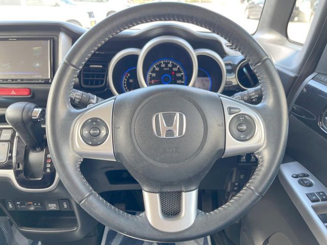 【純正革巻きステアリング】上質な革を使用することで、手にしっかり馴染みとても運転しやすいハンドルです♪