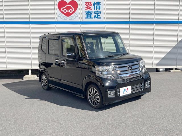 大好評のボディコーティング「弾スプラッシュコート」もご納車までに施工可能。通常のガラスコートと異なる、耐久年数6年の無機質ガラスコーティングが、ボディをキレイな状態に保ってくれます。