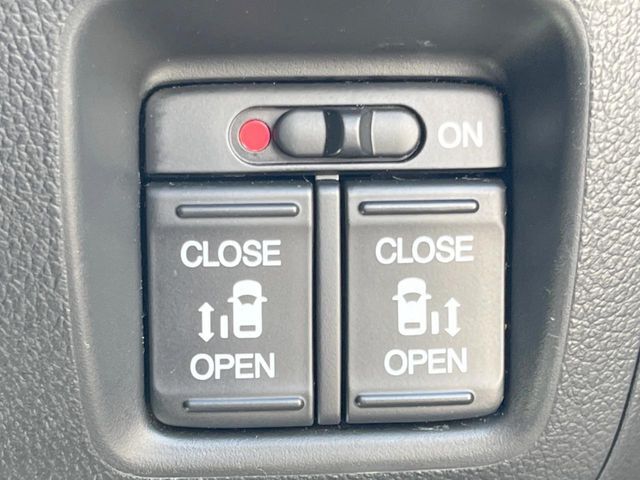 【両側パワースライドドア】スマートキーや運転席のスイッチで後席両側スライドドアの開閉が可能♪電動だから力を入れてドアを開ける必要が無く、小さなお子様でも簡単に開け閉めでき快適です♪