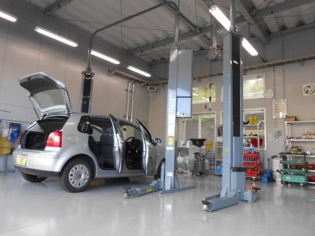 清潔感あふれる工場でお客様のお車をお待ちしています。タイヤ交換、オーディオ、ナビ、板金修理なんでも相談してください。