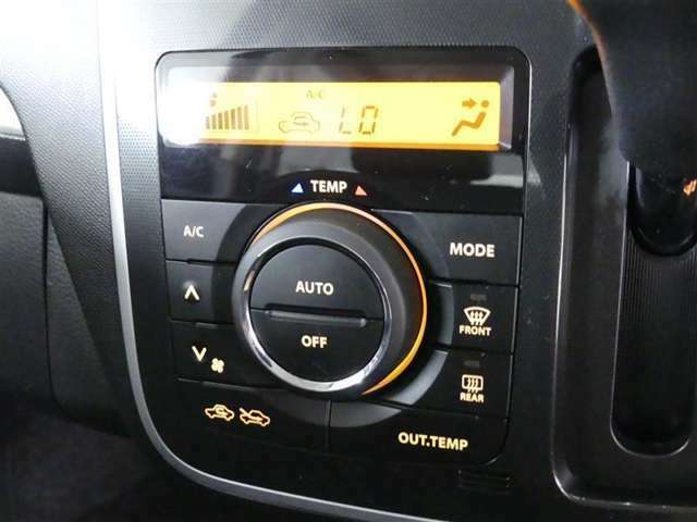 エアコンはオートエアコンで車内の温度も快適ですね♪