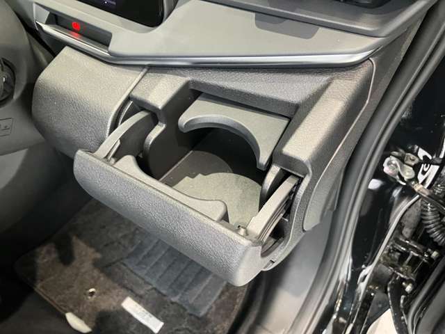 運転席側にドリンクホルダーあります♪運転中でも手が届きやすい位置にあって使い易いです♪
