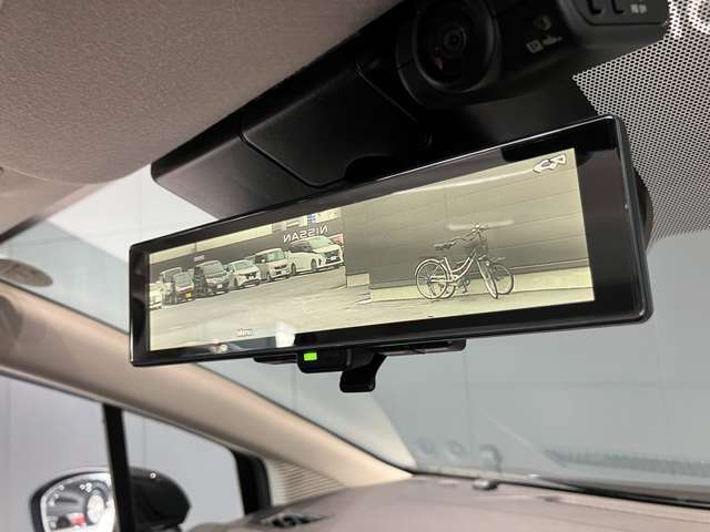 後方ピラーや荷物、後席の同乗者やガラスのくもりなど、視界が妨げられた場合でも、後方カメラからの映像で安全を確認することができます。