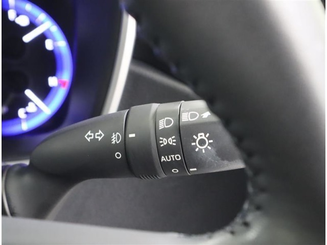 暗くなると自動で点灯AUTOライト。連続するトンネルなどで重宝しますね