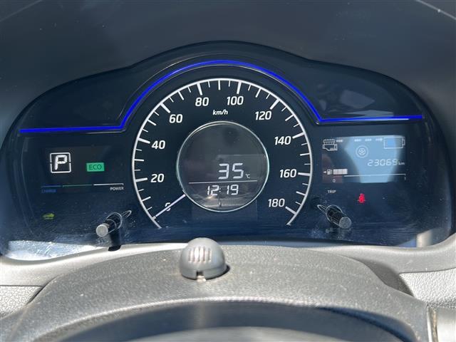 こちらに掲載されている車両以外にも展示車両は多数ございます。色違い、グレード違い、多少ご希望に添えない場合も一度ご連絡いただければと思います。すぐにご希望の車両をお探しいたします。