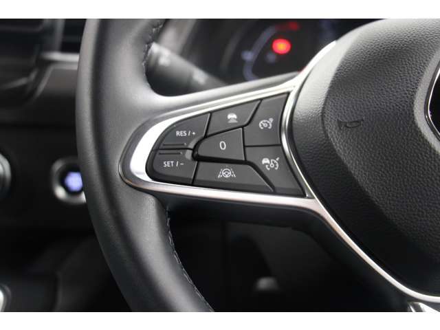 ACC（アダプティブ・クルーズ・コントロール）を装備しております。車に搭載した専用のセンサーとコンピューターを用いたシステムが、アクセルとブレーキ操作の両方を自動的に行ない、運転を支援する機能です。