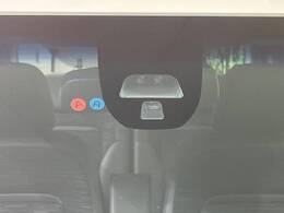 【シティブレーキアクティブシステム】低速走行中に前方の車両等を認識し、衝突しそうな時は警報とブレーキで衝突回避と被害軽減をアシスト。より安全にドライブをお楽しみいただけます。
