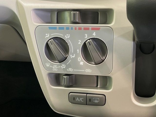 寒い冬も暑い夏も全席に快適な空調を届けてくれる、ダイヤル式エアコンを装備♪