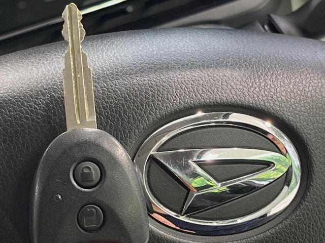 【キーレス】少し離れた場所からでもボタン一つでドアの開錠・施錠ができるのでとっても便利！ドアの鍵穴周りに傷をつけることもありません♪