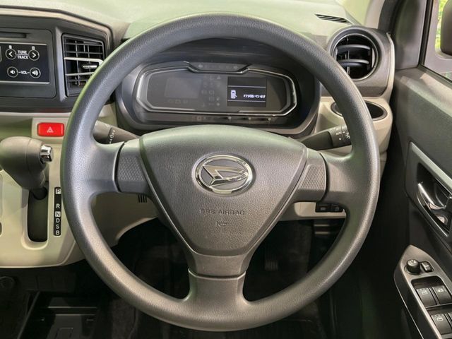インテリアに合わせたデザインのステアリングは、運転される方のことも考え、運転しやすい形状、大きさです。是非一度、実際に触ってお確かめください。