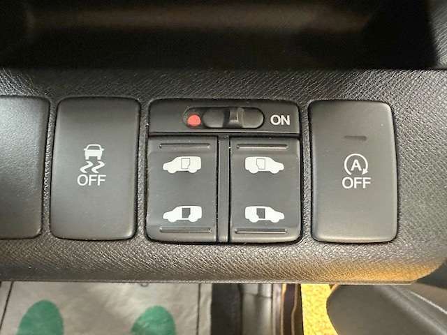 両側自動ドアのスイッチも運転席にあります！安全確認をしながらの操作が出来ますので、小さなお子様がいても安心ですよ！
