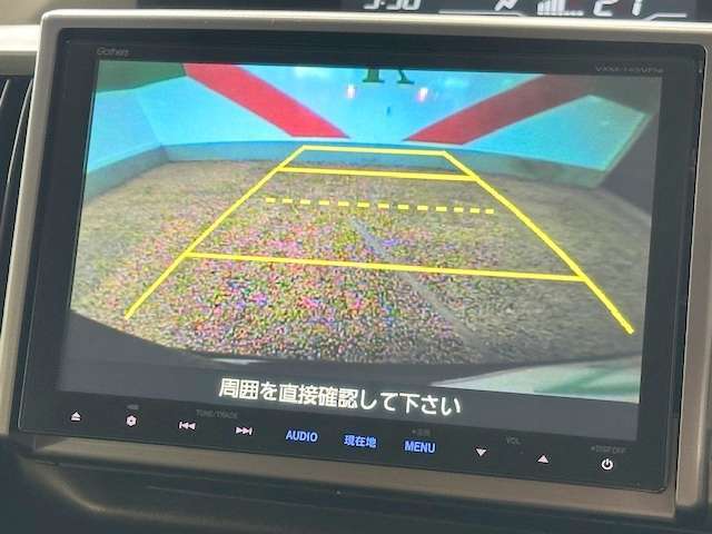バックカメラがついて後方確認が簡単にできます！苦手としている車庫入れ等も安心して出来ますね！凄く需要の高い装備ですので、最初から付いていれば言う事なしですよね！？