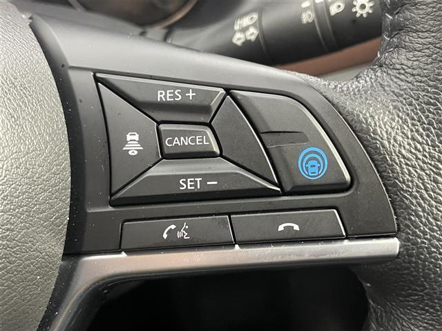 【クルーズコントロール】高速道路で便利なクルーズコントロールも装着済み。アクセルを離しても一定速度で走行ができる装備です。加速減速もスイッチ操作でOKです。