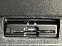 【ETC】有料道路を利用する際に料金所で停止することなく通過できる、ETC車載器（ノンストップ自動料金収受システム機器）が装備されています。セットアップを行うことで利用可能になります。