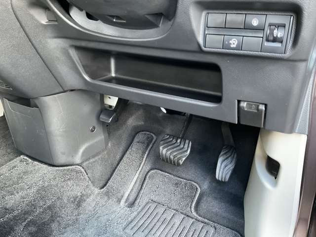 駐車ブレーキは足踏み式です