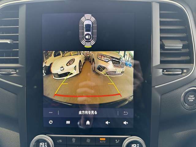 バックカメラ、パーキングソナーが付いています。