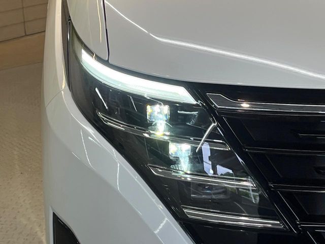 【LEDヘッドライト】悪天候や夜間走行時も良好な視界を確保し安心して運転できる高輝度LEDヘッドライトを装備！点灯速度が早く、消費電力も抑えられています。