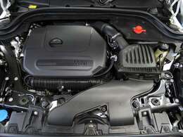 エンジンルームは前オーナー様の丁寧な使用感を感じられる状態です。オイルの滲みや漏れ等は当然なく、お渡し前にもしっかりとした点検整備を実施いたします。