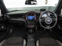 運転席及び助手席におかけになっている瞬間をイメージしてみてください。重厚感のある室内空間は外からの音を遮断し、唯一のプライベート空間を演出しております。