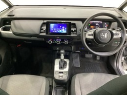 車内は光触媒抗菌消臭施工済です。インパネ周りはスタイリッシュなデザインで機能や装備も充実しています。グローブボックスやカップホルダーのほかにトレーなどたくさんの収納スペースが付いています。
