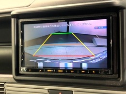 リバースギアに入れるだけで後方の表示へ切り替わります。夜間や雨の日の駐車も楽になりますよ。