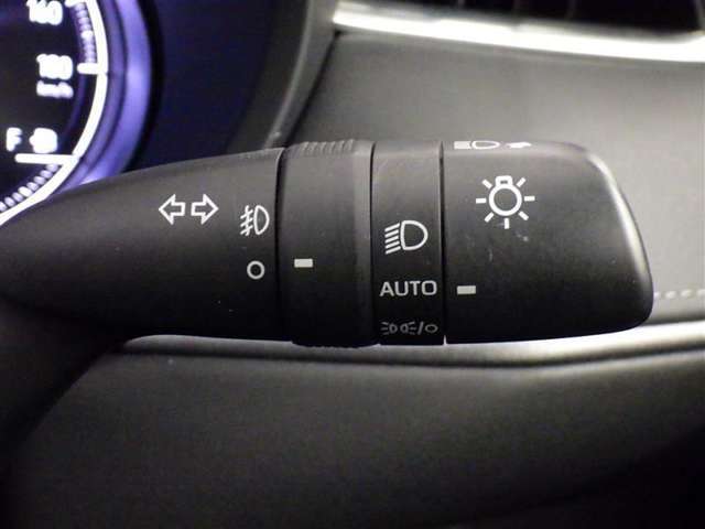 【オートライト】車外の明るさに応じて、自動的にライトの点灯・消灯をしてくれます。