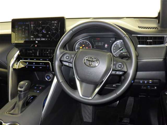 運転の際、常に目にする部分だけにシックで飽きのこないデザインが良いですね。